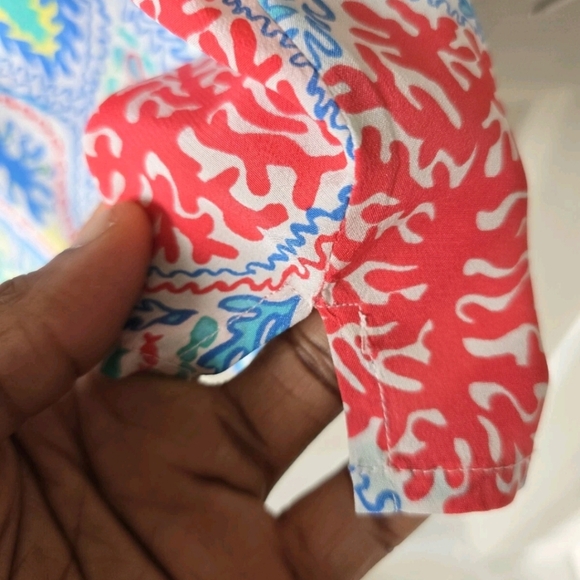 Lilly Pulitzer Elsa 100% Silk Top Let Minnow Sz S Popover Detail Logo Buttons - Picture 8 of 12